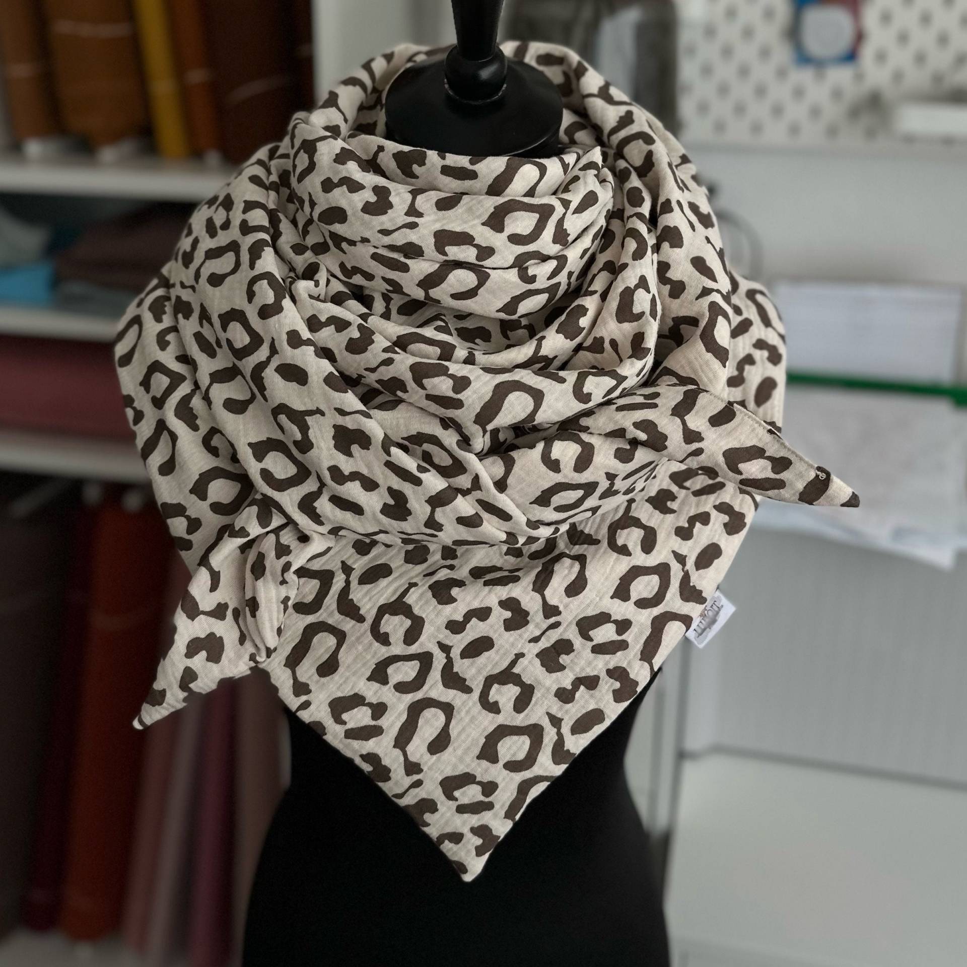 Musselintuch Damentuch Dreieckstuch Damen Halstuch Musselin Tuch Extra Groß 130x130 cm Doppellagig Champagner Animalprint Musselintuch Damentuch Dreieckstuch Damen Halstuch Musselin Tuch Extra Groß 130x130 cm Doppellagig Champagner Animalprint von LUHOITstore