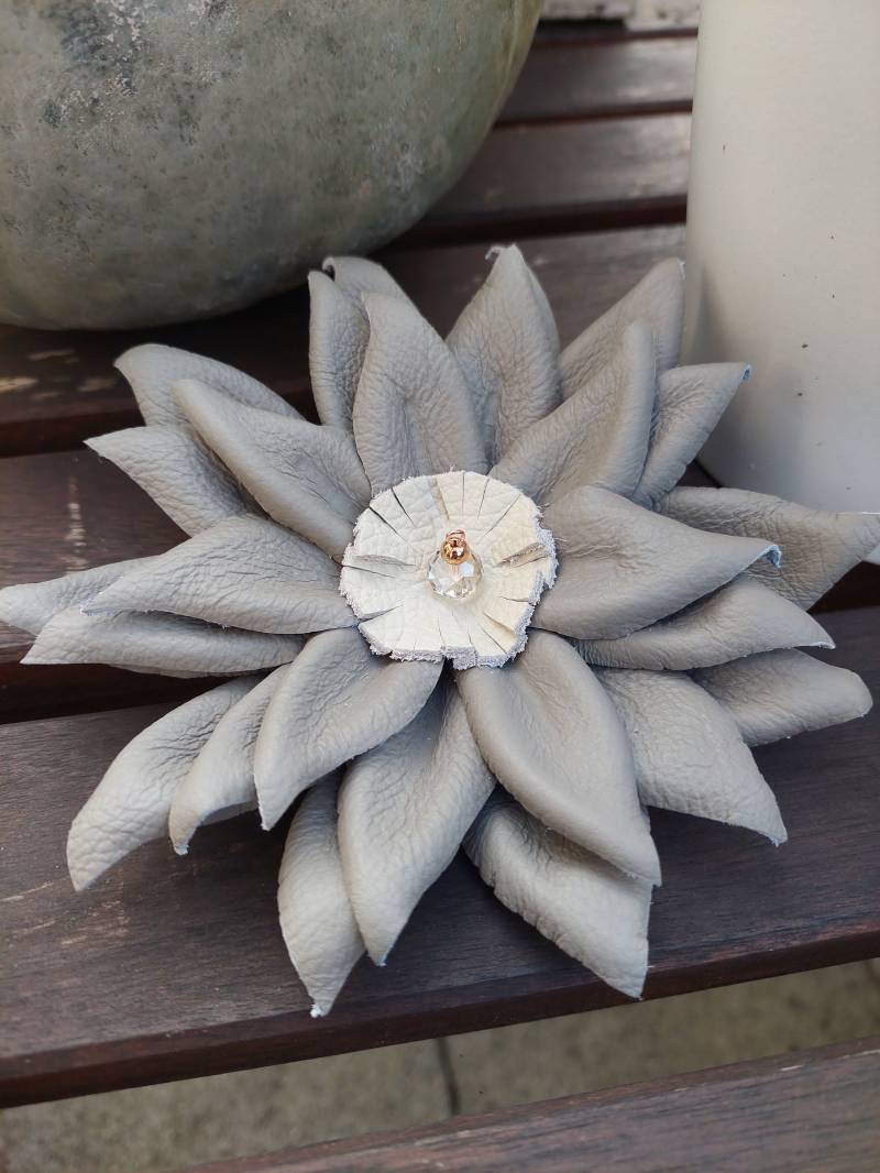 Blumen Brosche Aus Leder, Statementbrosche, Große Für Jeden Anlass Blumen Brosche Aus Leder, Statementbrosche, Große Für Jeden Anlass von LULABlume