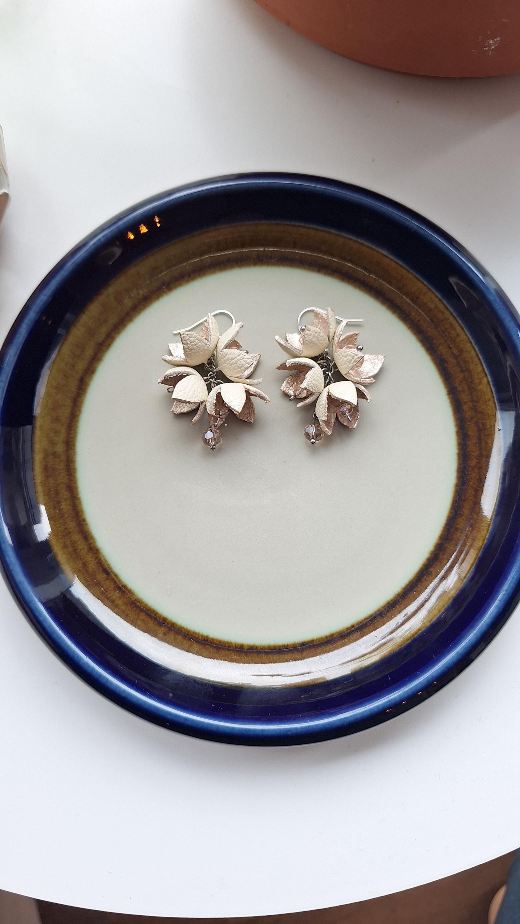 Blumen Ohrringe Aus Echtem Leder in Creme - Weiß | Florale Unikat Schmuck Handgemachter Schmuck| Geschenkidee Für Sie Blumen Ohrringe Aus Echtem Leder in Creme - Weiß | Florale Unikat Schmuck Handgemachter Schmuck| Geschenkidee Für Sie von LULABlume