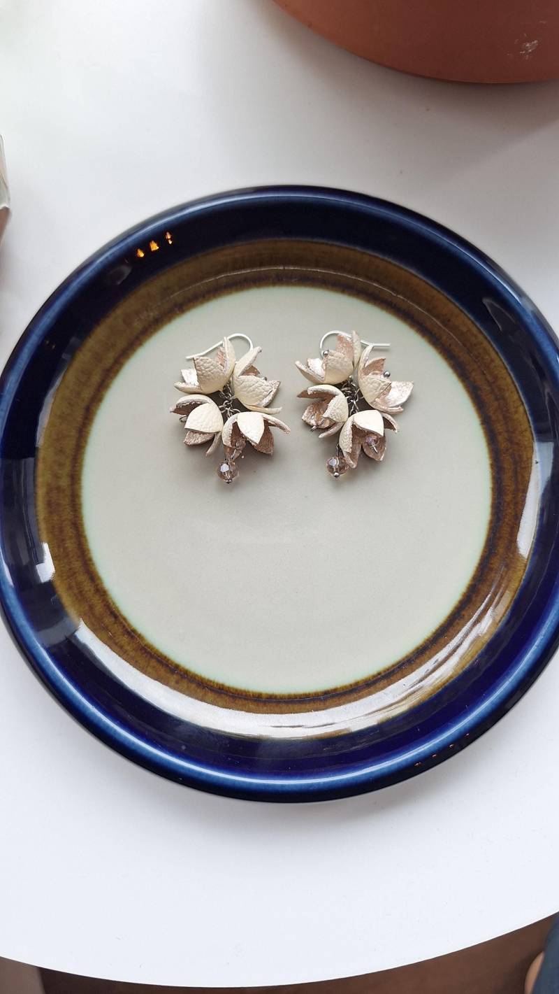 Blumen Ohrringe Aus Echtem Leder in Creme - Weiß | Florale Unikat Schmuck Handgemachter Schmuck| Geschenkidee Für Sie Blumen Ohrringe Aus Echtem Leder in Creme - Weiß | Florale Unikat Schmuck Handgemachter Schmuck| Geschenkidee Für Sie von LULABlume