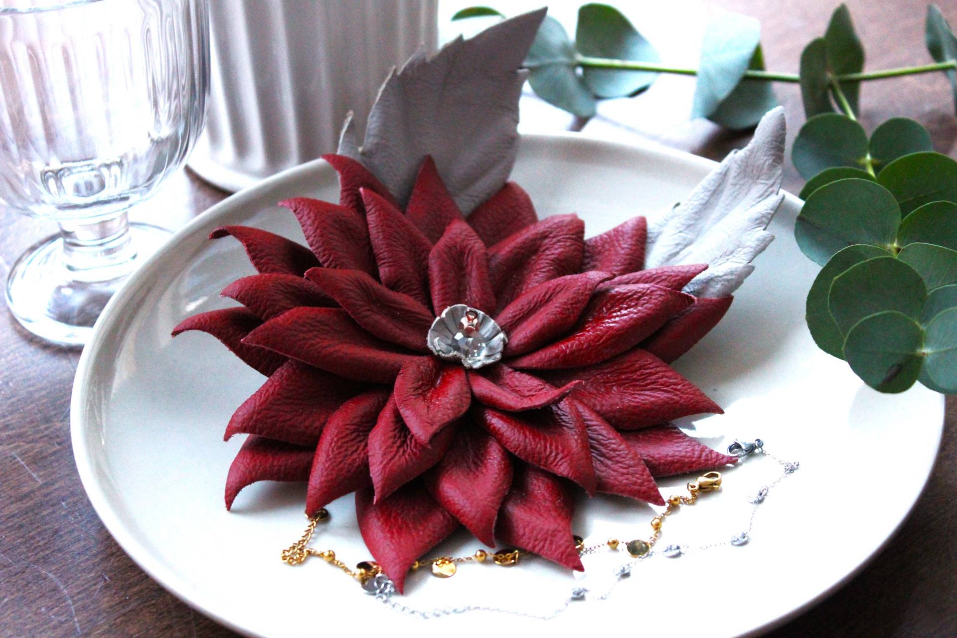 Große Blumenbrosche Aus Leder Für Jeden Anlass Große Blumenbrosche Aus Leder Für Jeden Anlass von LULABlume