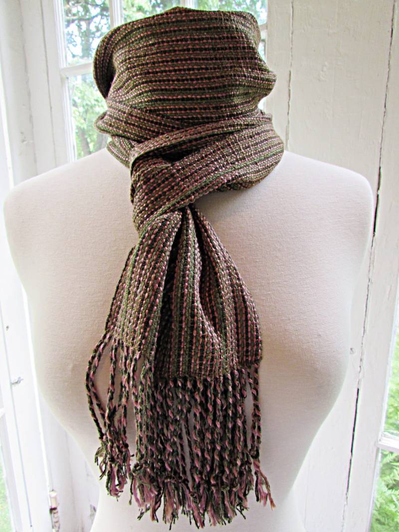 Rosa Und Grüner Tsumugi Seidenschal von LUMSCARVES