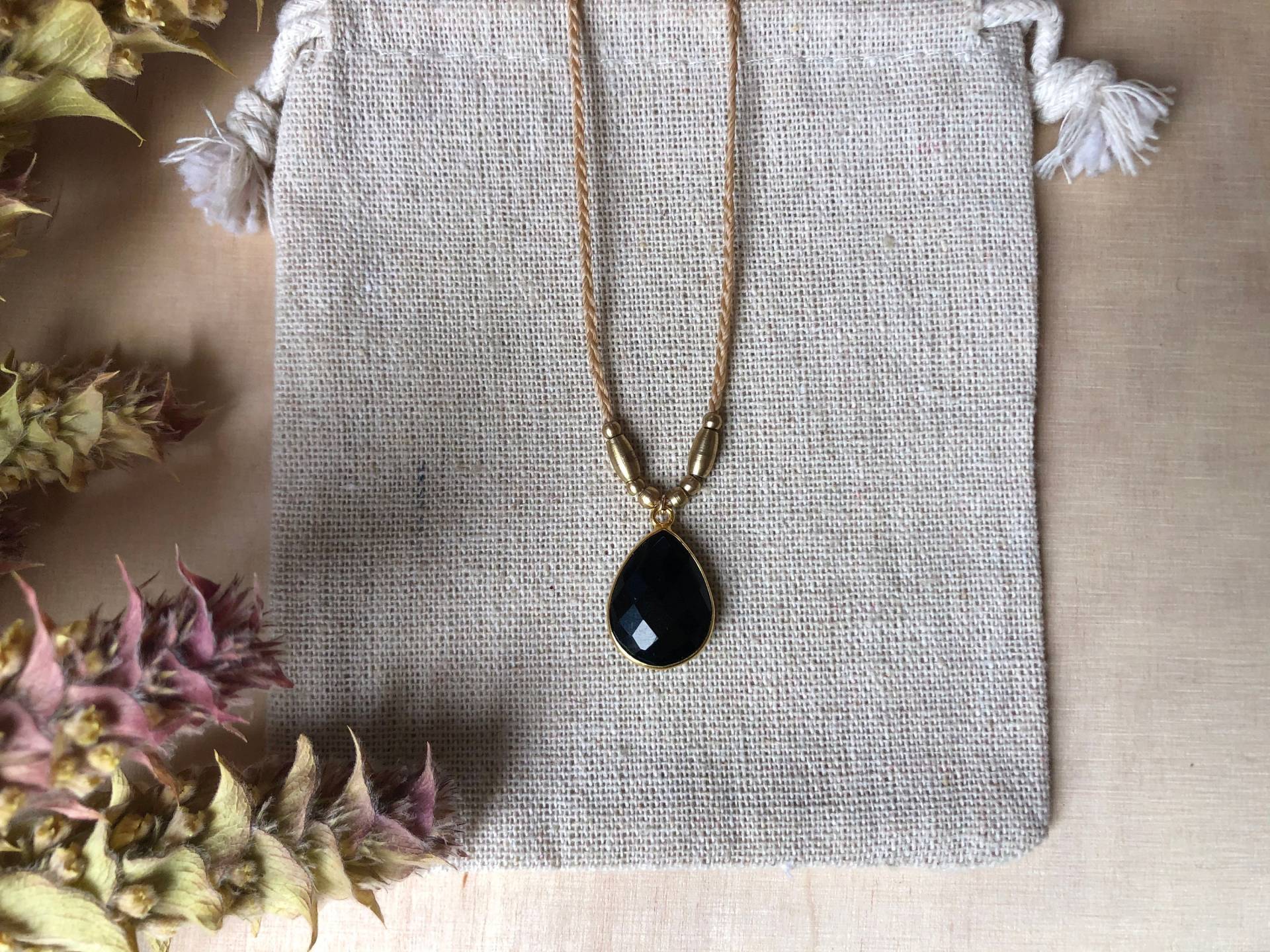 Halskette Mit Onyx Steinanhänger in Vergoldeter Fassung Goldenen Messingperlen Sand von LUNARTSCHMUCK