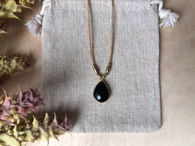 Halskette Mit Onyx Steinanhänger in Vergoldeter Fassung Goldenen Messingperlen Sand von LUNARTSCHMUCK