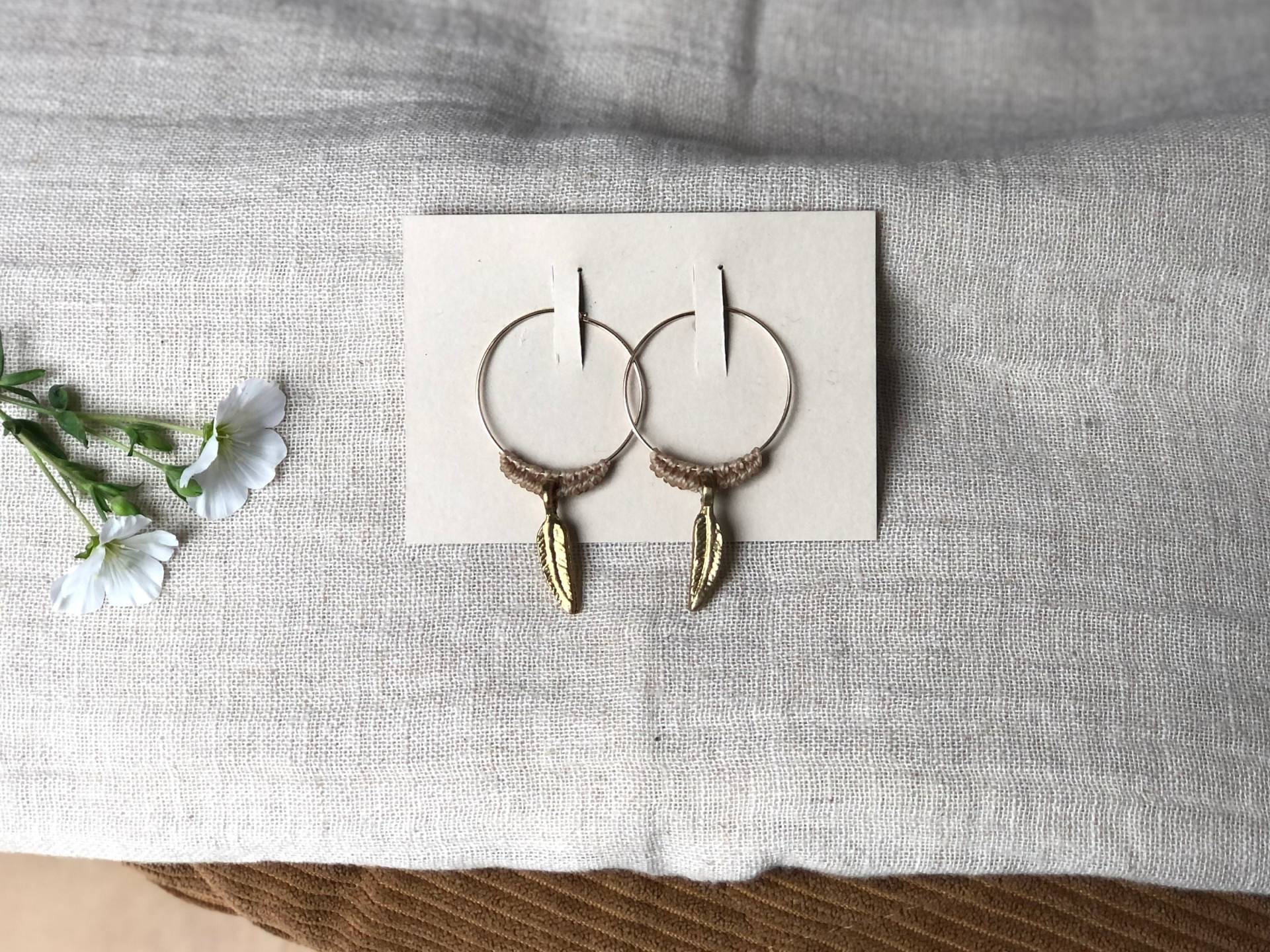 Makramee Ohrringe | Creolen Mit Goldener Feder in Sandfarbe von LUNARTSCHMUCK