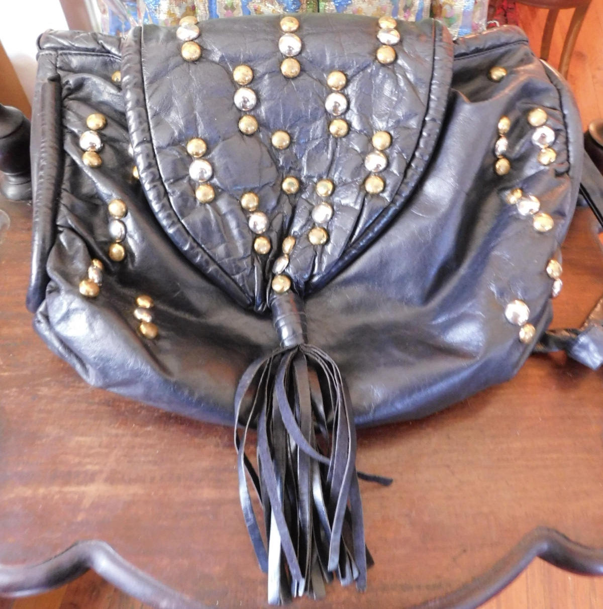 Schwarze Leder Hobo Tasche Mit Goldenen Ohrsteckern Und Quasten Schwarze Leder Hobo Tasche Mit Goldenen Ohrsteckern Und Quasten von LURABELLEBOUTIQUE