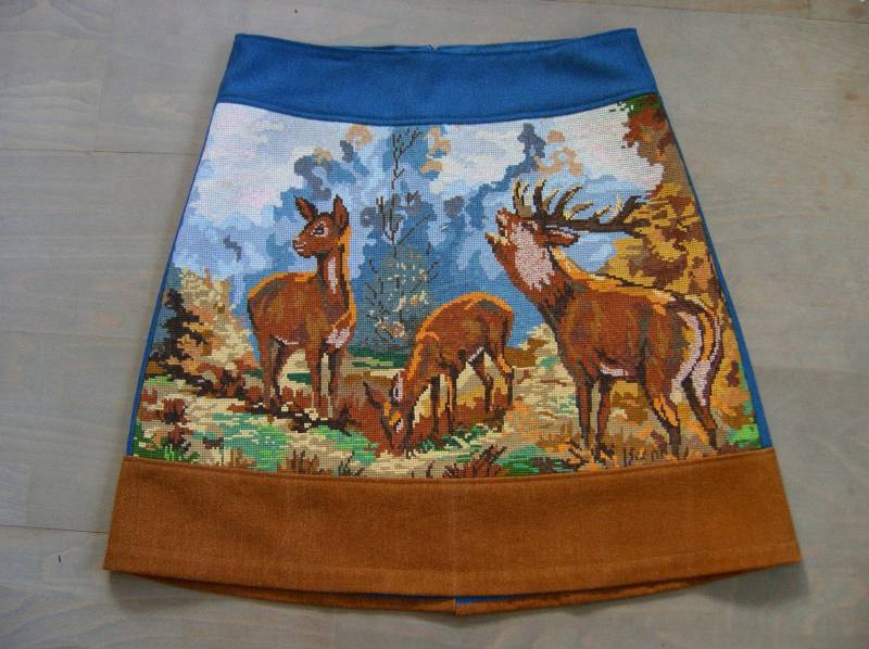 Upcycling Wollrock A-Linie, Rehlein Mit Stickerei, Grösse M von LUREaLURE