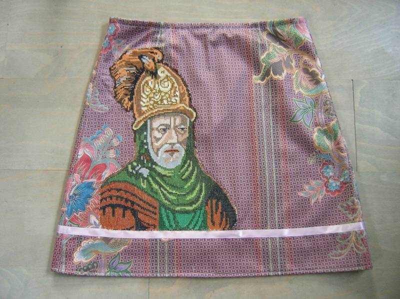 Bestickter Portraitrock Mann Mit Helm, A-Linie, Größe Medium von LUREaLURE