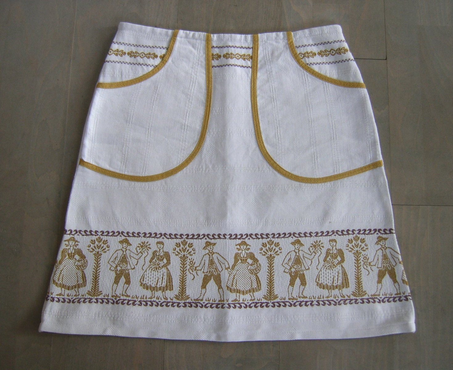 Upcycling Leinen Tischdecke Rock Folk Art Design, Große Taschen, Größe M von LUREaLURE