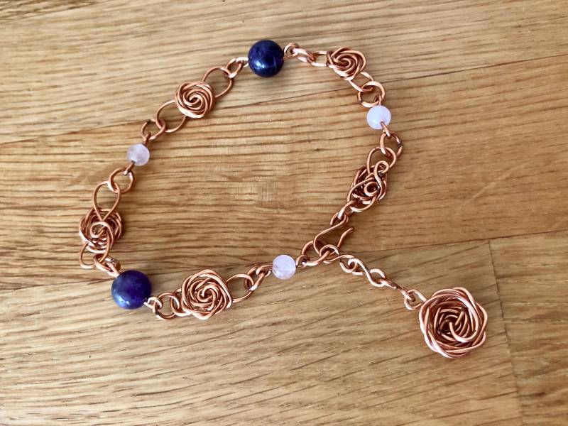 Armband Aus Kupferdraht Und Naturstein, Rose Charme, Geschenk Für Sie Armband Aus Kupferdraht Und Naturstein, Rose Charme, Geschenk Für Sie von LUSELECT