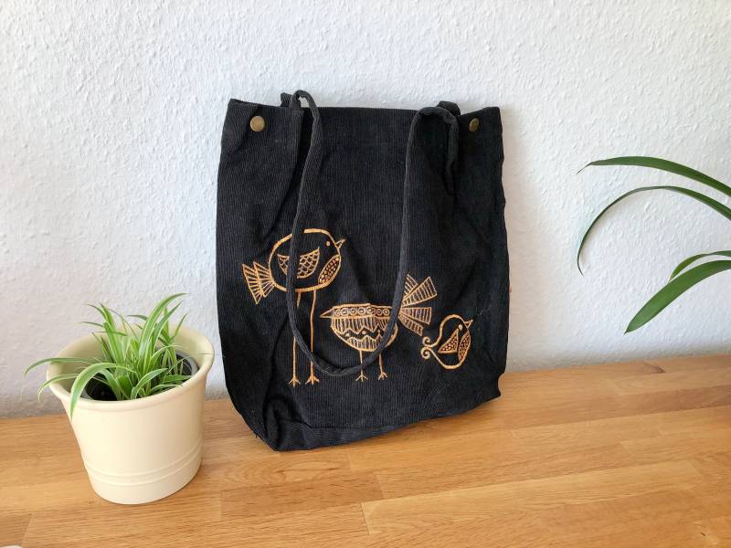 Hand Bestickter Cordsamtbeutel. Vogelstickerei. Schwarze Tragetasche Hand Bestickter Cordsamtbeutel. Vogelstickerei. Schwarze Tragetasche von LUSELECT