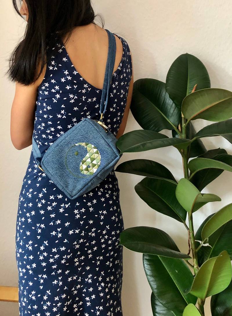 Upcycled Jeans Kleine Umhängetasche. Yin Und Yang Hand Bestickt Denim Crossbody Tasche Upcycled Jeans Kleine Umhängetasche. Yin Und Yang Hand Bestickt Denim Crossbody Tasche von LUSELECT