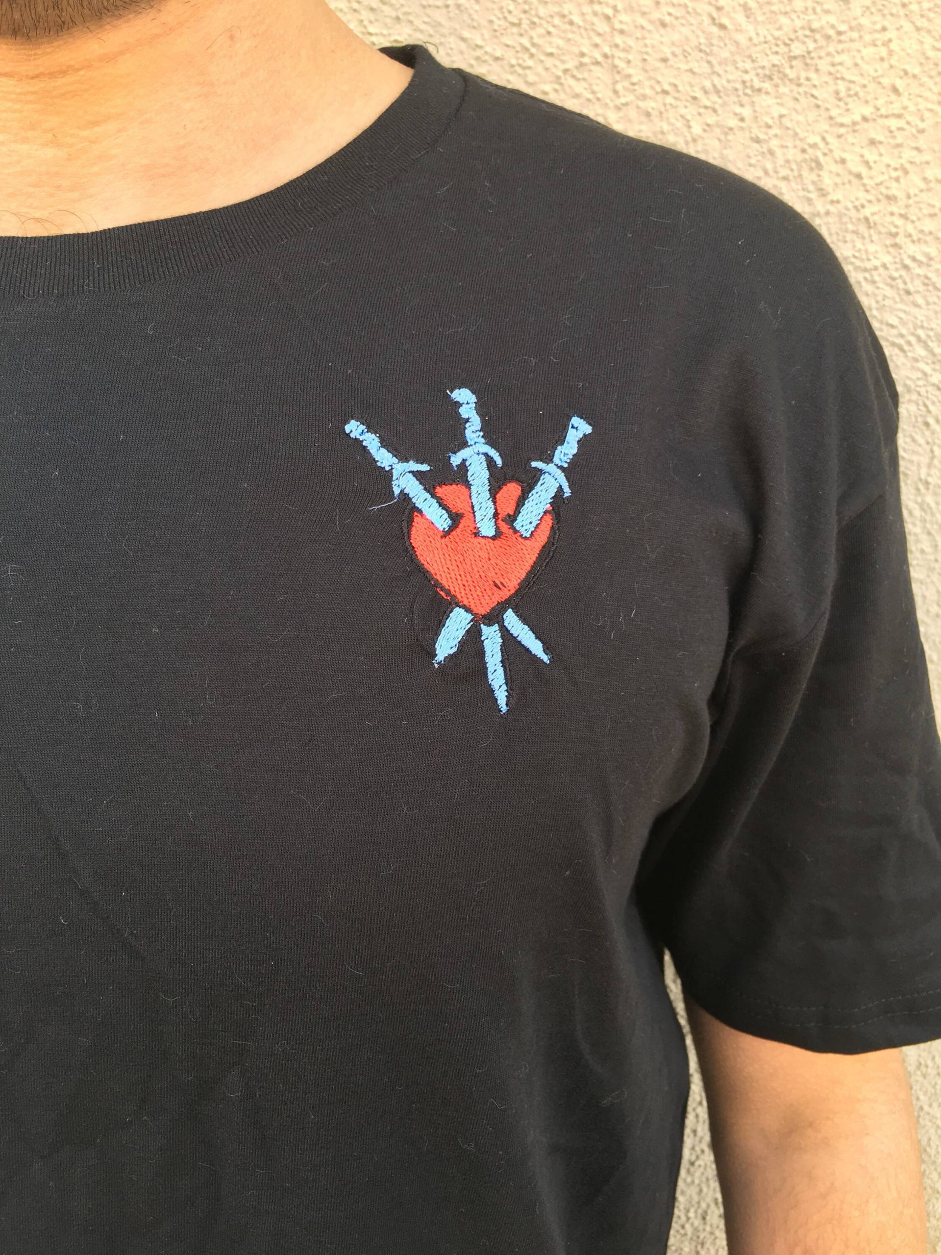 Tarot Karten Stickerei T-Shirt Tarotkarte 3 Schwerter Herzschmerz Farben Androgyn Besticktes Drei Mystik Astrologie Tarot Karten Stickerei T-Shirt Tarotkarte 3 Schwerter Herzschmerz Farben Androgyn Besticktes Drei Mystik Astrologie von LUSTFULWORKS