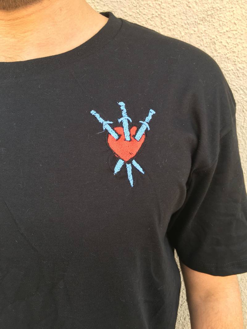 Tarot Karten Stickerei T-Shirt Tarotkarte 3 Schwerter Herzschmerz Farben Androgyn Besticktes Drei Mystik Astrologie von LUSTFULWORKS