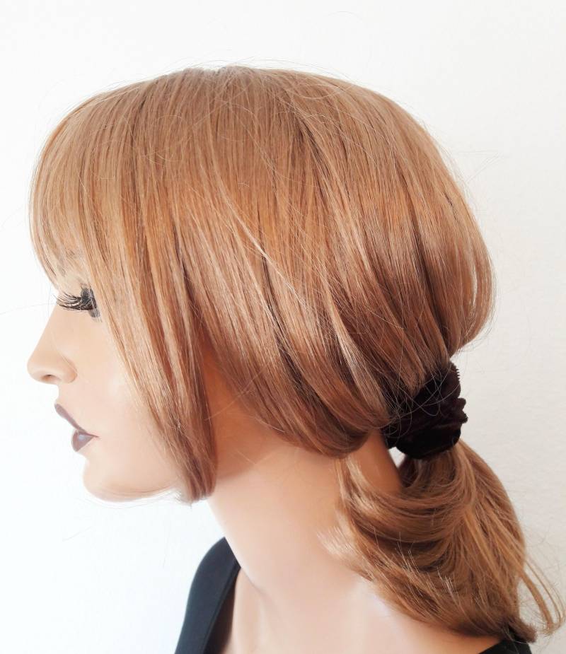 1 Damen Perücke Gut Für Winter Mütze Natur Blond Schulterlang Mit Dichtem Pony Chemo Alopezie Haarausfall von LUXEKOPF