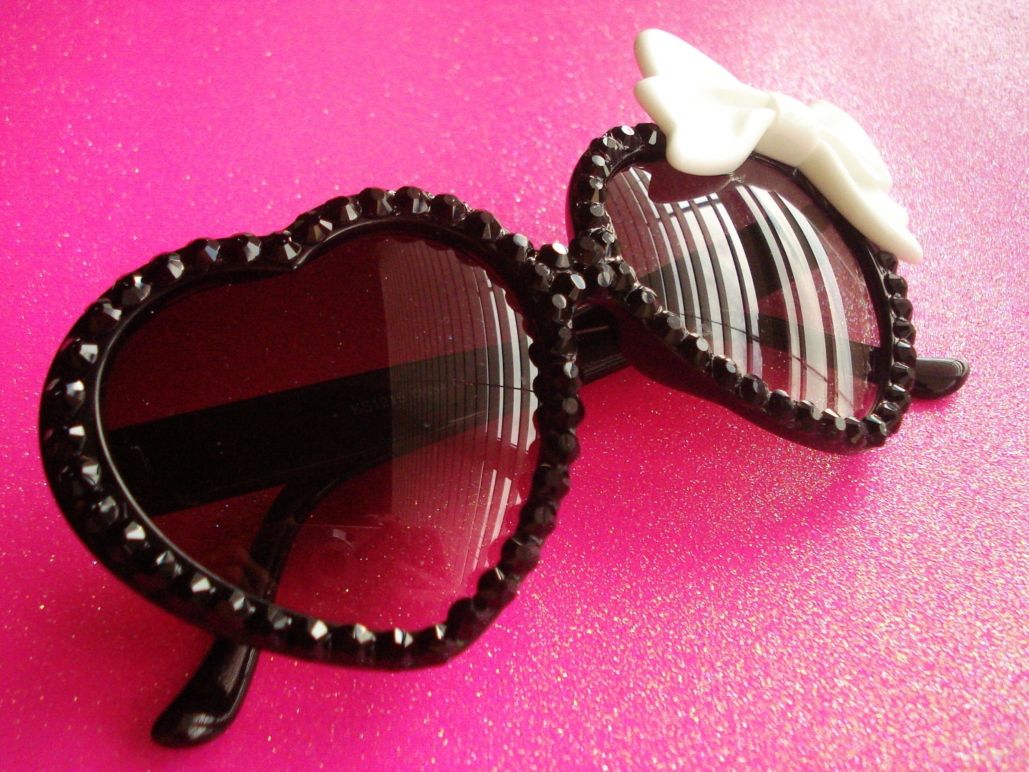 Personalisierte Iced Out Sonnenbrille Personalisierte Iced Out Sonnenbrille von LUXYLUXIE