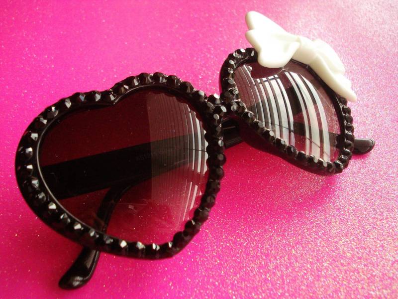 Personalisierte Iced Out Sonnenbrille Personalisierte Iced Out Sonnenbrille von LUXYLUXIE