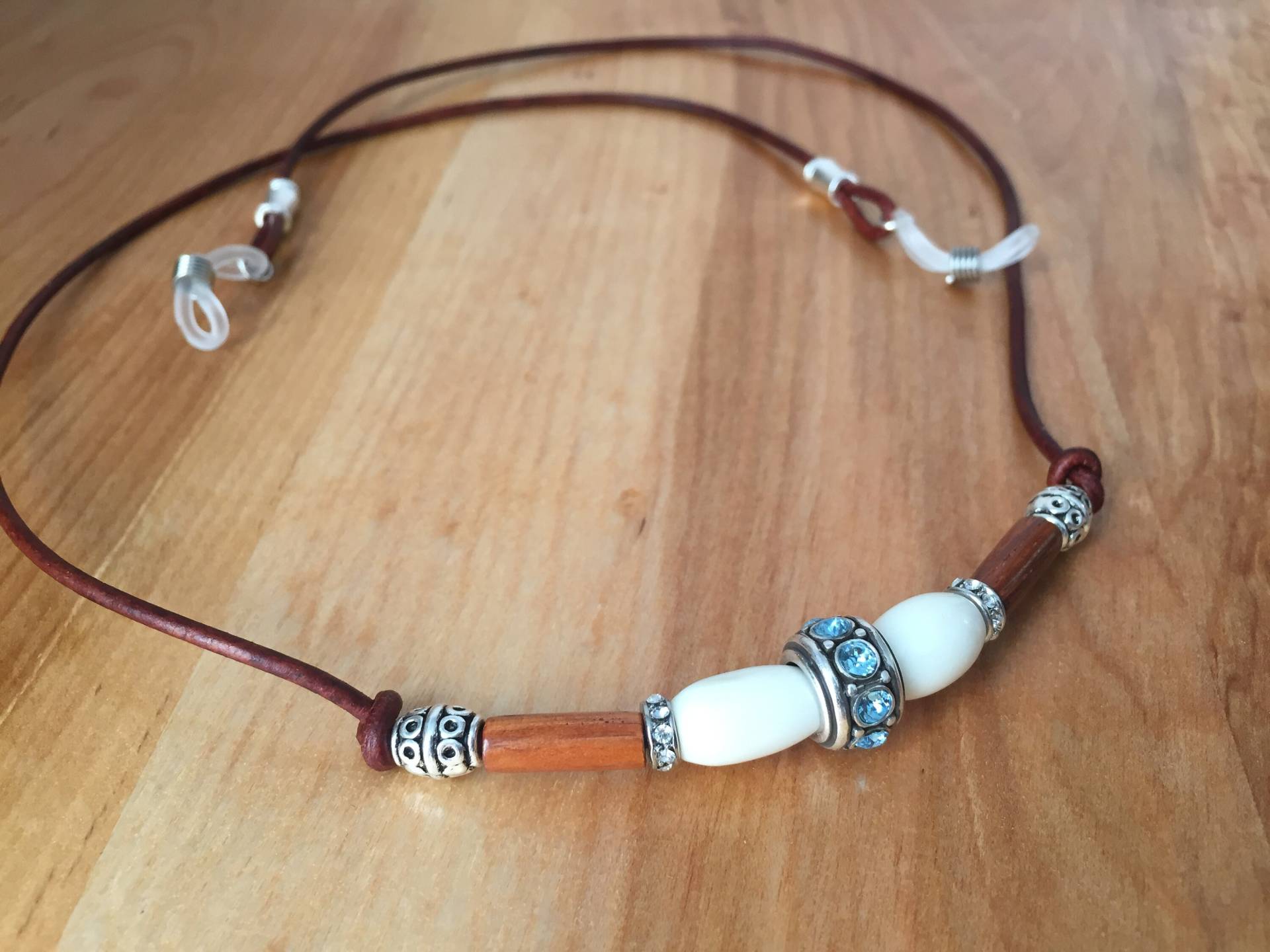Brillenband Aus Leder, Holz Und Silberperlen Brillenband Aus Leder, Holz Und Silberperlen von LVEdesigns