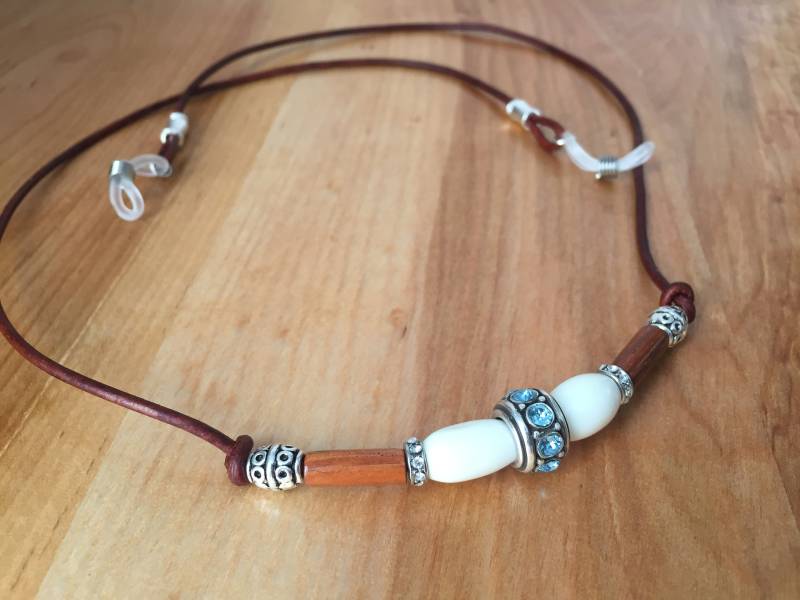 Brillenband Aus Leder, Holz Und Silberperlen Brillenband Aus Leder, Holz Und Silberperlen von LVEdesigns