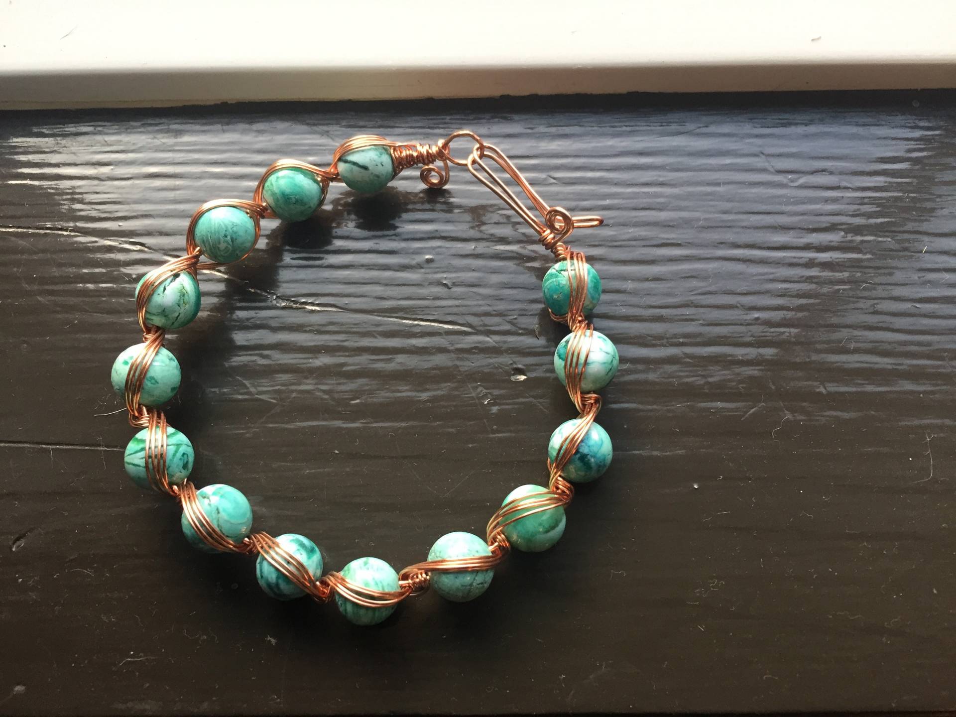 Geflochtenes Armband Aus Kupferdraht Und Künstlichen Türkisperlen Geflochtenes Armband Aus Kupferdraht Und Künstlichen Türkisperlen von LVEdesigns