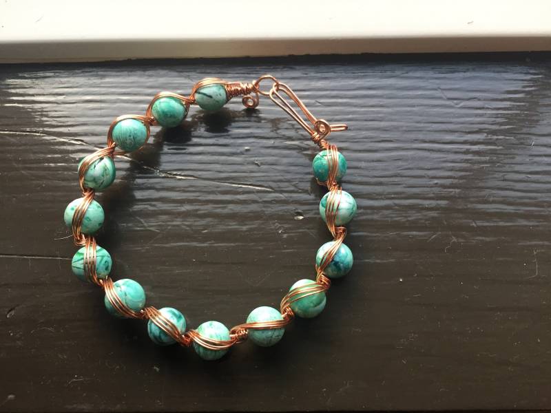 Geflochtenes Armband Aus Kupferdraht Und Künstlichen Türkisperlen Geflochtenes Armband Aus Kupferdraht Und Künstlichen Türkisperlen von LVEdesigns