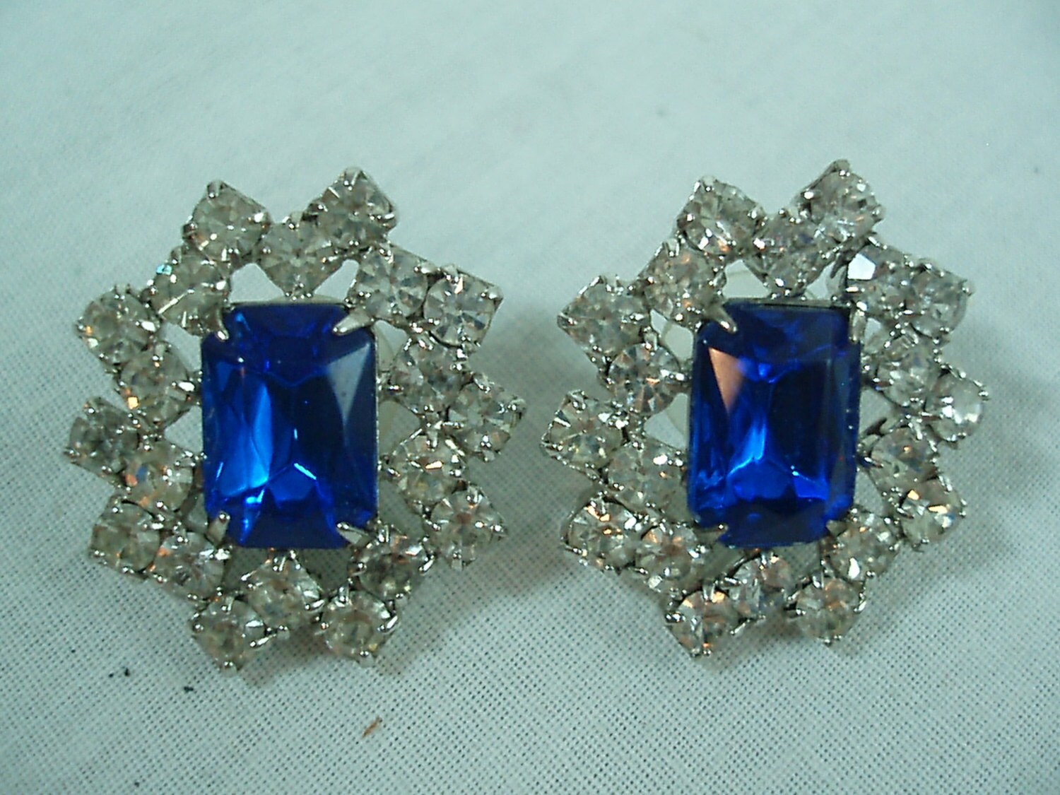 Atemberaubende Elegante Prong Set Strass Ohrringe Kristall Und Blau Durchbohrt 1960Er Jahre Atemberaubende Elegante Prong Set Strass Ohrringe Kristall Und Blau Durchbohrt 1960Er Jahre von LWVintageAccessories