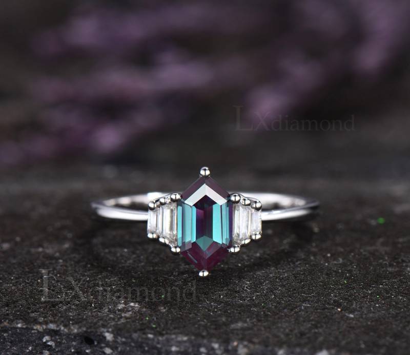 Alexandrit Ehering Lang Sechseckschliff Verlobungsring Fünfstein Weißgold Baguettering Moissanit Versprechensring Silber von LXdiamond