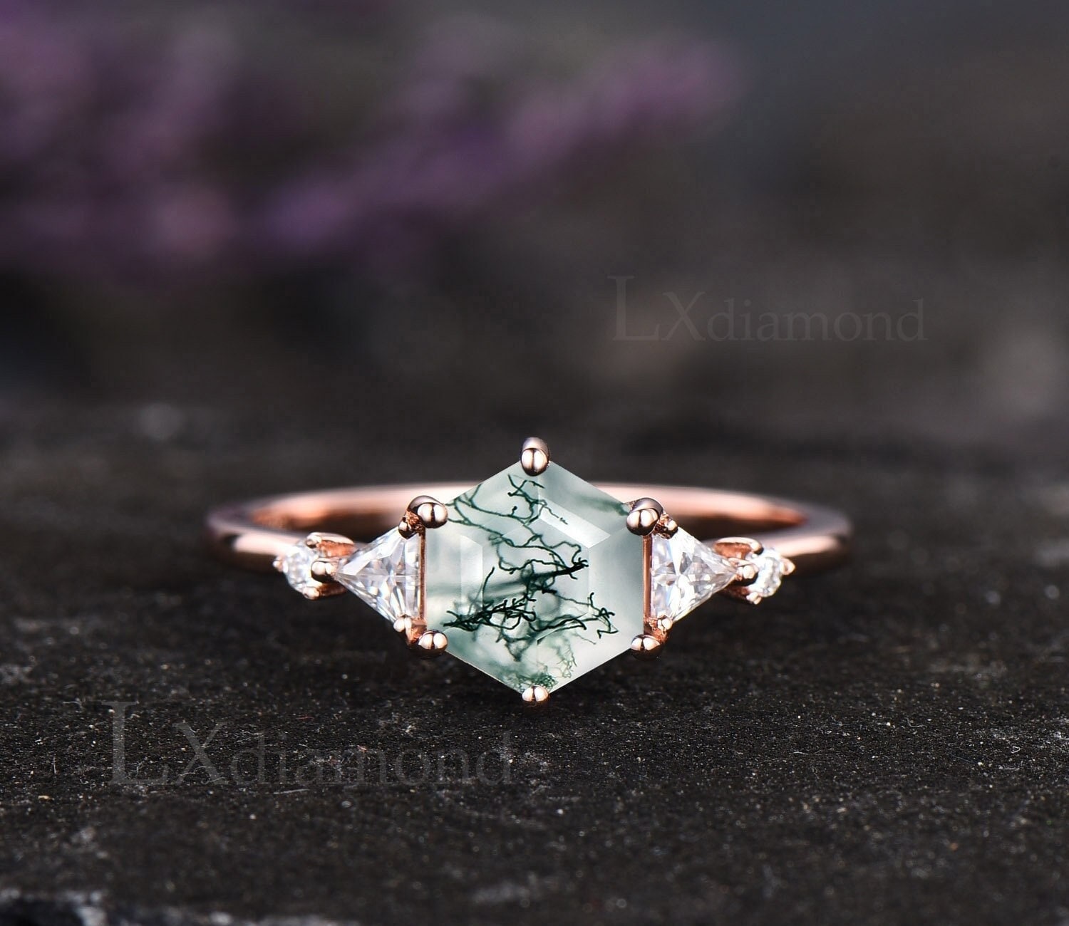 Hexagon Cut Grüner Mossachat Ring Vintage Einzigartiger Verlobungsring Rosegold Fünf Stein Zierlicher Diamantring Minimalist Moissanite Frauen von LXdiamond