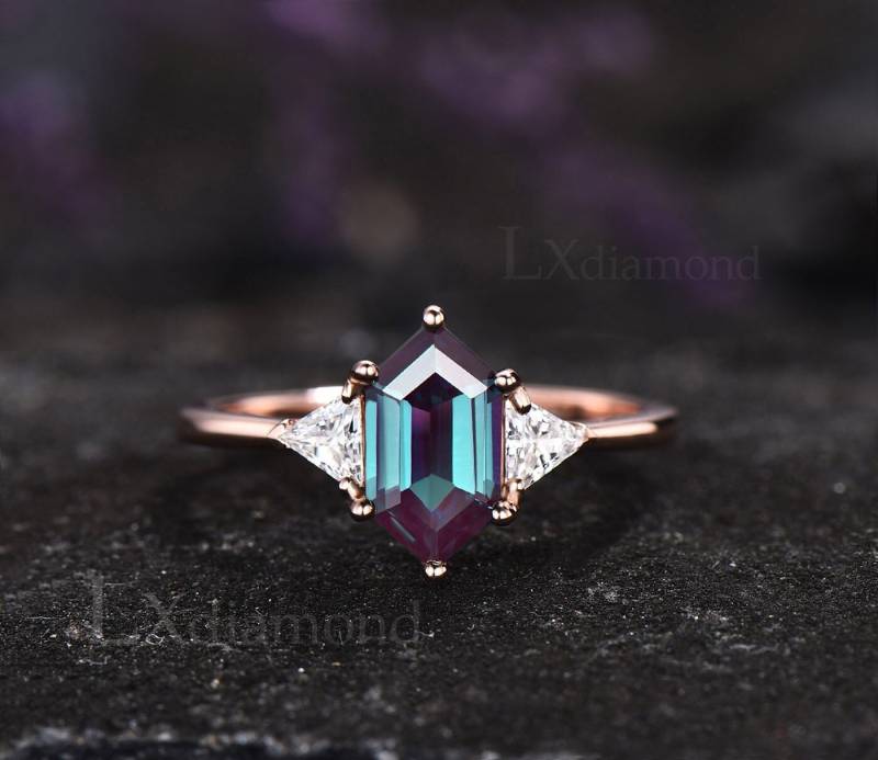 Langer Sechseckschliff Alexandritring Drei Stein Einzigartiger Verlobungsring 14K Roségold Zierliche Minimalist Moissanit Brautschmuck Hochzeitring von LXdiamond