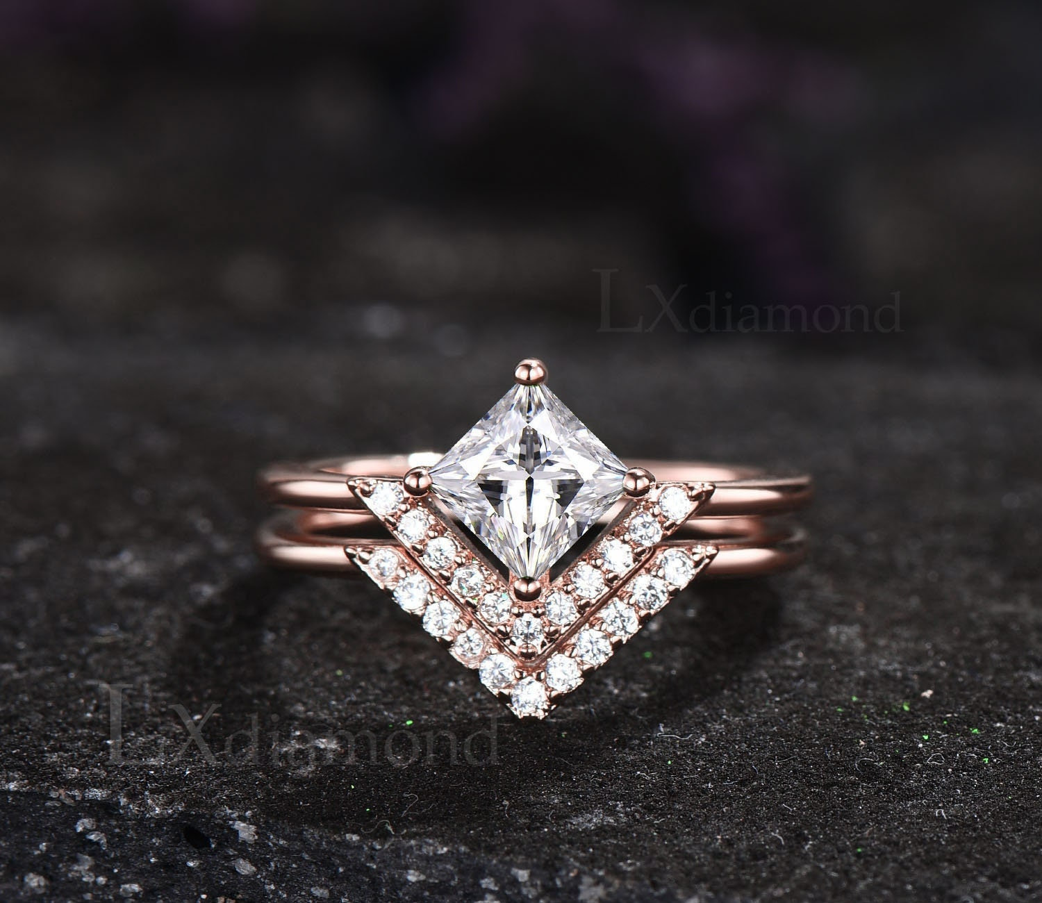 Prinzessin Cut Moissanit Ring Set Vintage Verlobungsring 14K Roségold Heiligenschein V Förmiger Braut Eheringe Frauen von LXdiamond