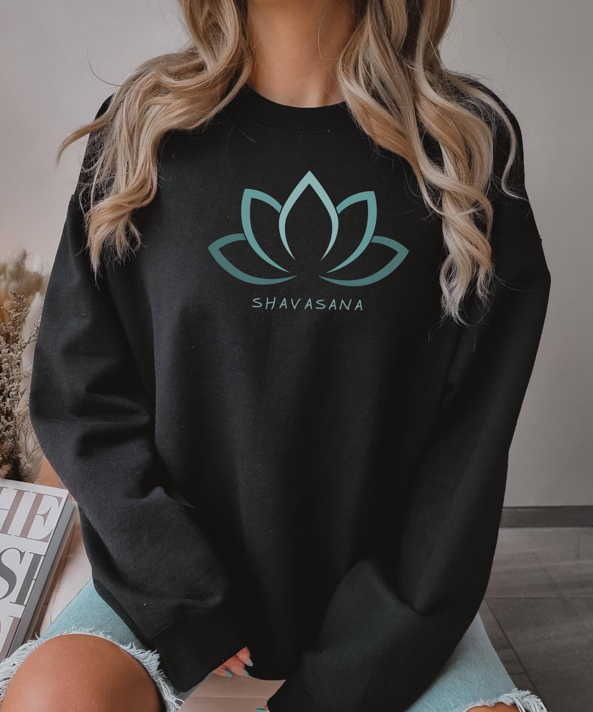 Yoga Pullover Frauen, Shavasana Sweater Damen, Achtsamkeit Kleidung, Spiritueller Hoodie, Lotus Design, Geschenk Für Fans & Entspannung Yoga Pullover Frauen, Shavasana Sweater Damen, Achtsamkeit Kleidung, Spiritueller Hoodie, Lotus Design, Geschenk Für Fans & Entspannung von LYVEDesignbySarah