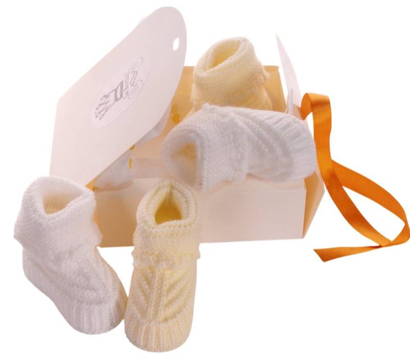 La Bortini Socken Baby Füßlinge 2er Pack Strickschuhe im Geschenk Box für Neugeborene weich, Geschenkidee zur Geburt, Taufe, in creme, weiß, 0-6Mon von La Bortini