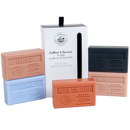 La Maison du Savon de Marseille Französische Seifen – 5 x 125 g Riegel – Bio-Sheabutter feuchtigkeitsspendende Hautpflege Herren Geschenkset – männliche Düfte – Moschus – Zedernholz – Oud Wood – Tonic La Maison du Savon de Marseille Französische Seifen – 5 x 125 g Riegel – Bio-Sheabutter feuchtigkeitsspendende Hautpflege Herren Geschenkset – männliche Düfte – Moschus – Zedernholz – Oud Wood – Tonic von La Maison du Savon de Marseille
