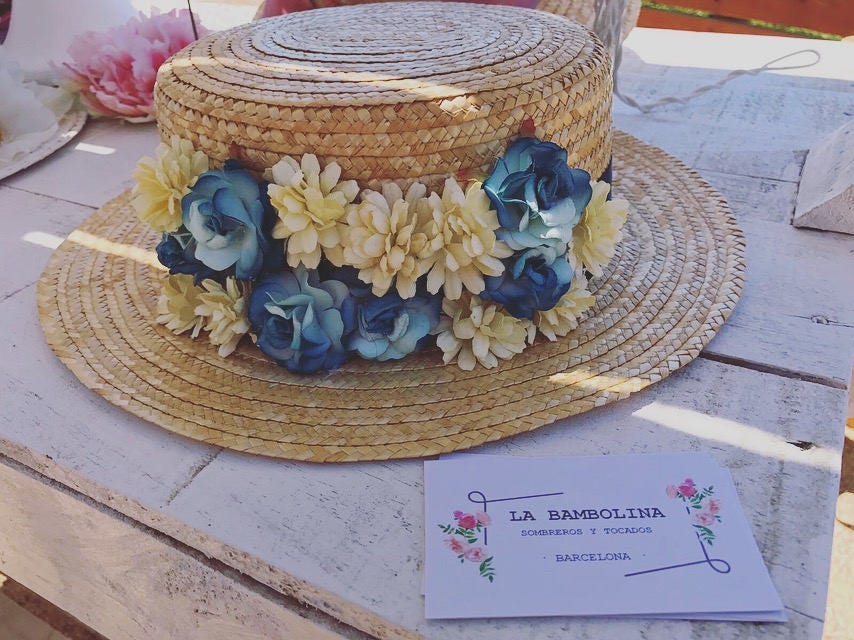 Canotier Blumen Laura. Hochzeitsgast. Hoher Pokal. Blaue Blumen. Bootsfahrerhut. Strohhut. Cottage Core. Blumenhut Canotier Blumen Laura. Hochzeitsgast. Hoher Pokal. Blaue Blumen. Bootsfahrerhut. Strohhut. Cottage Core. Blumenhut von LaBambolinaBcn