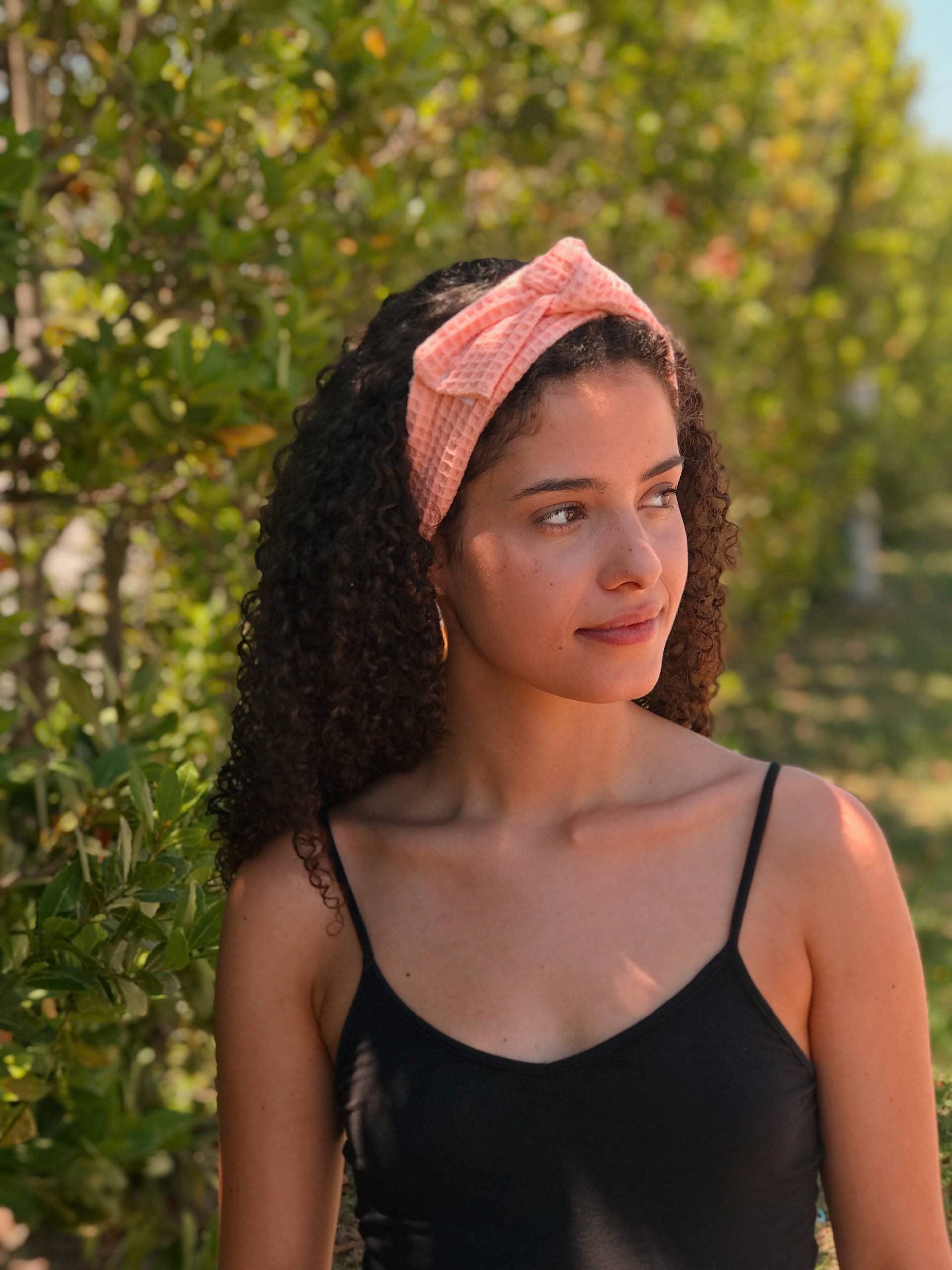Make-Up-Stirnband. Weiches Stirnband Mit Klettverschluss. Schleife Und Knoten. Make-Up-Bandana. Haarpflegezubehör. Spa-Tape Behandlungen. Badeturban Make-Up-Stirnband. Weiches Stirnband Mit Klettverschluss. Schleife Und Knoten. Make-Up-Bandana. Haarpflegezubehör. Spa-Tape Behandlungen. Badeturban von LaBambolinaBcn