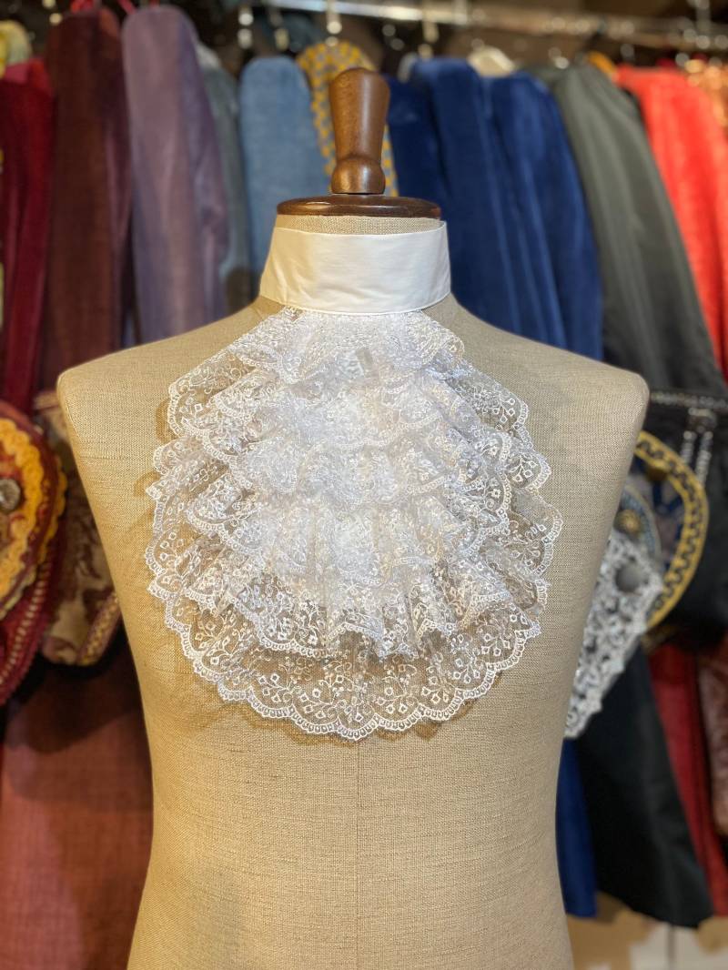 Spitzenjabot in Weiß, Schwarz Oder Creme von LaBautamaskcostume