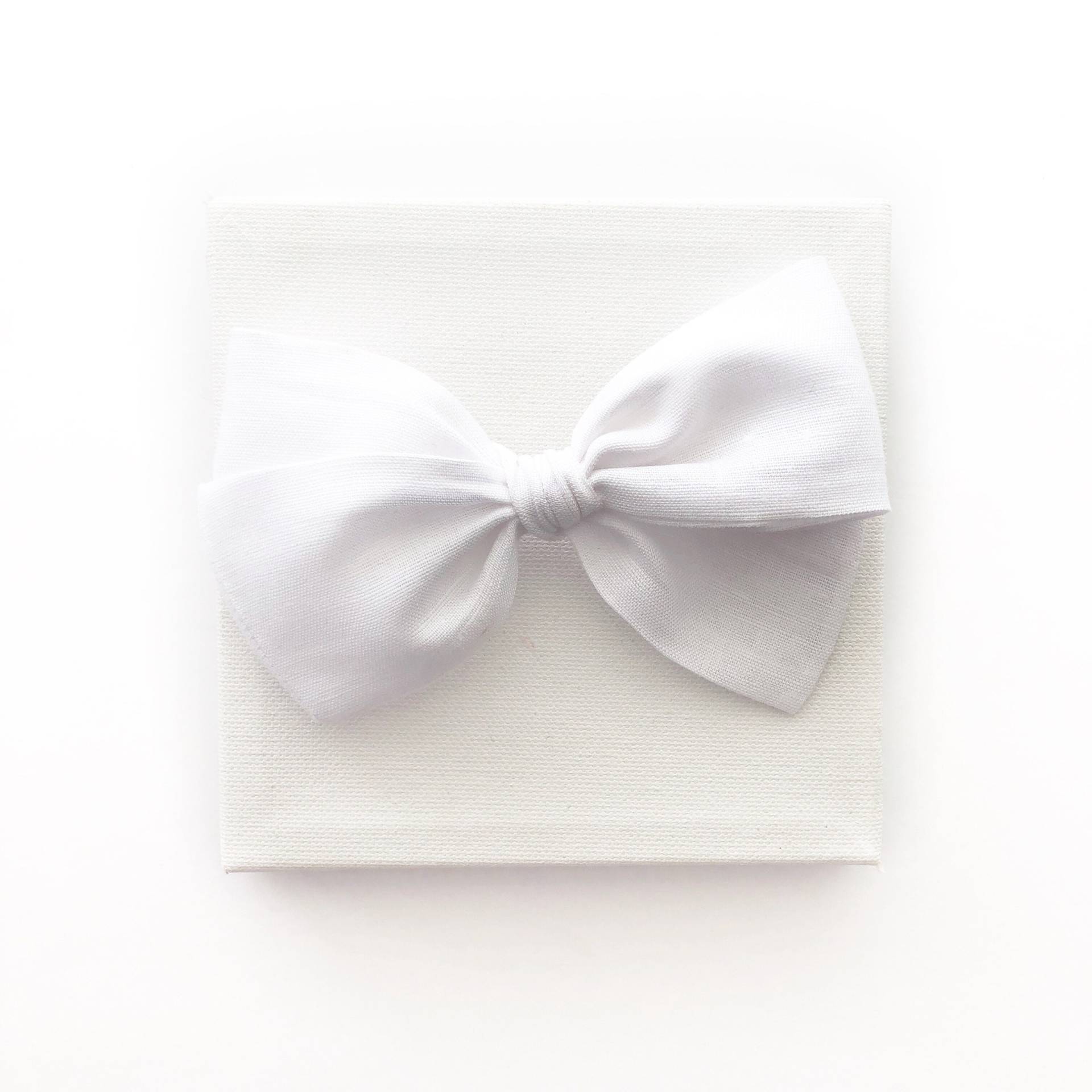 Efeu Schleife // Weißes Leinen Efeu Schleife // Weißes Leinen von LaBelleBabyBows