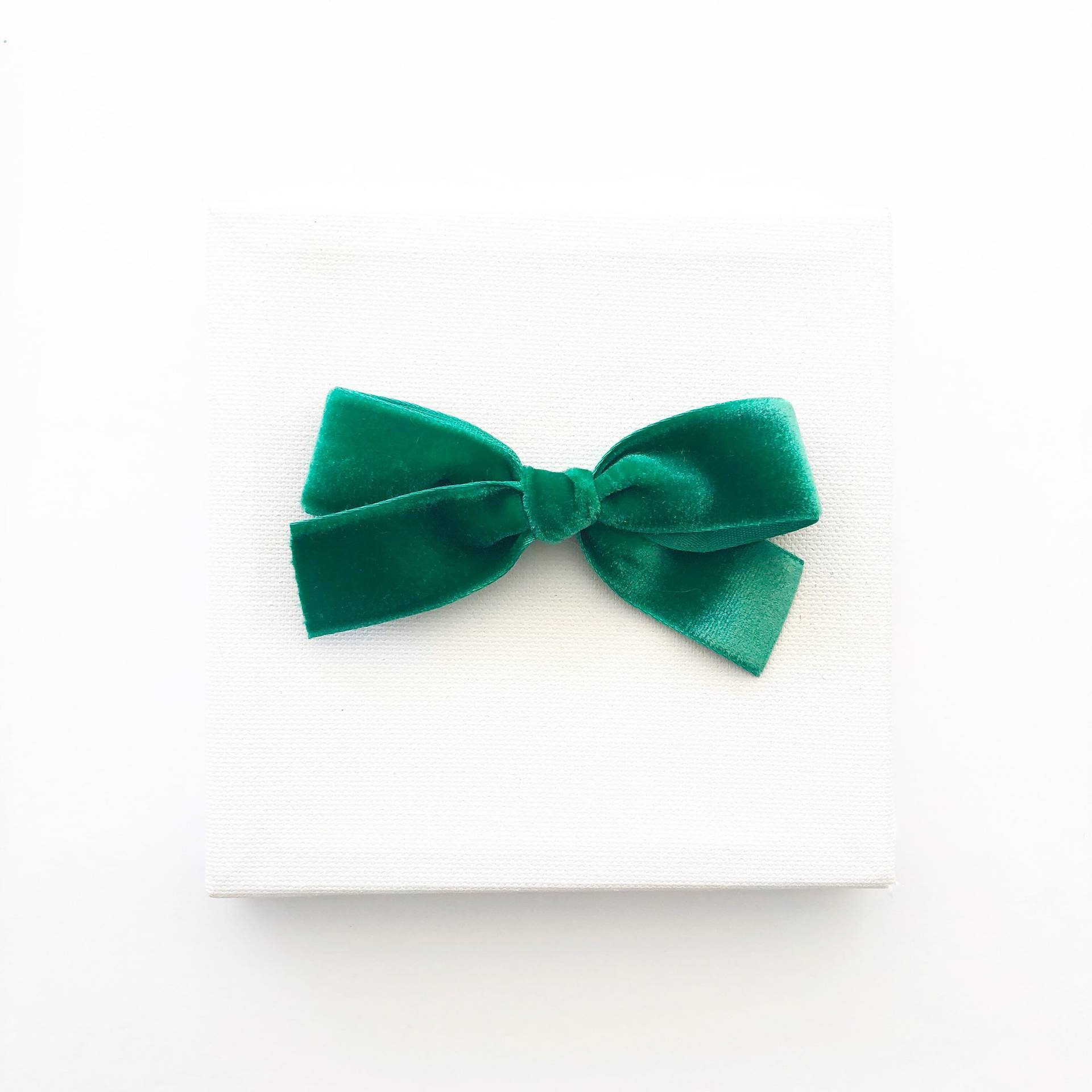 Erbstück Velvetwilla Schleife // Emerald Erbstück Velvetwilla Schleife // Emerald von LaBelleBabyBows
