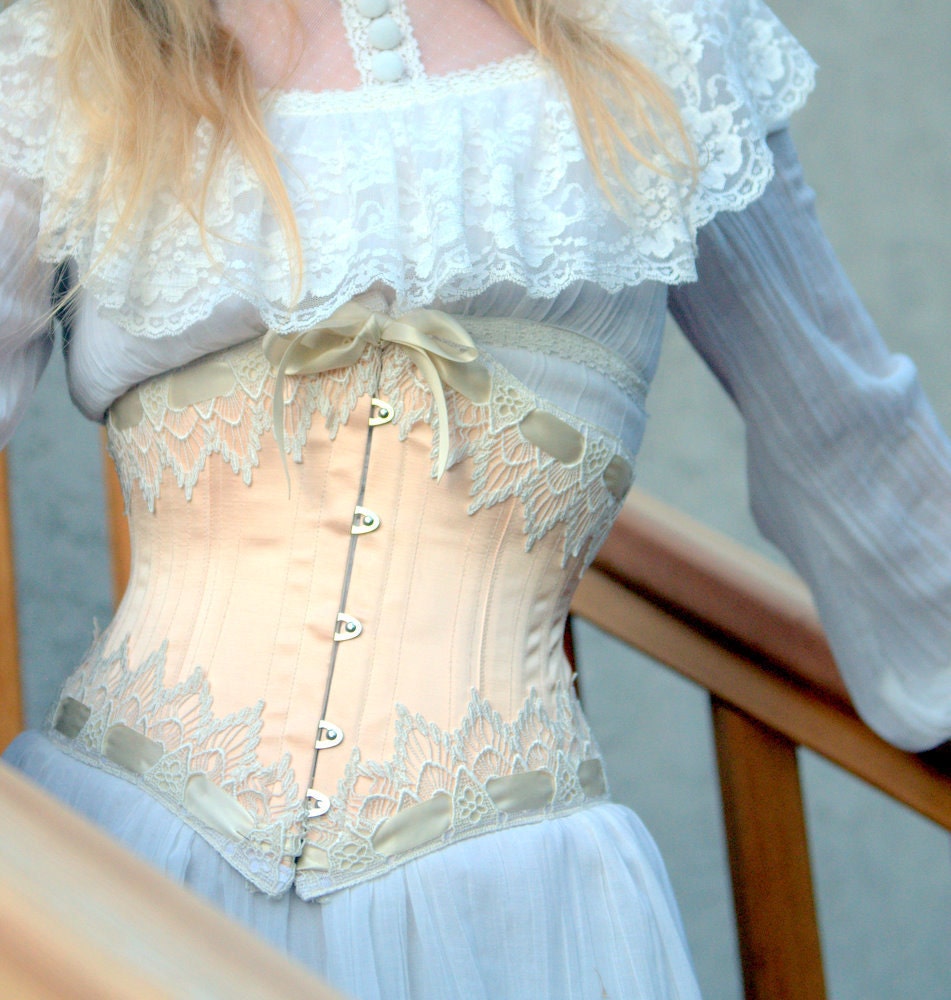 Handgefertigtes Satin Unterbrust Korsett in Ballett Pink Mit Elfenbein Venezianer Spitze von LaBelleFairy