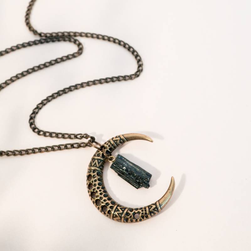 Halbmond Turmalin Halskette, Schwarzer Anhänger, Amulett Halskette Stein Mond Witchy Gothic Schmuck Halbmond Turmalin Halskette, Schwarzer Anhänger, Amulett Halskette Stein Mond Witchy Gothic Schmuck von LaBoboa