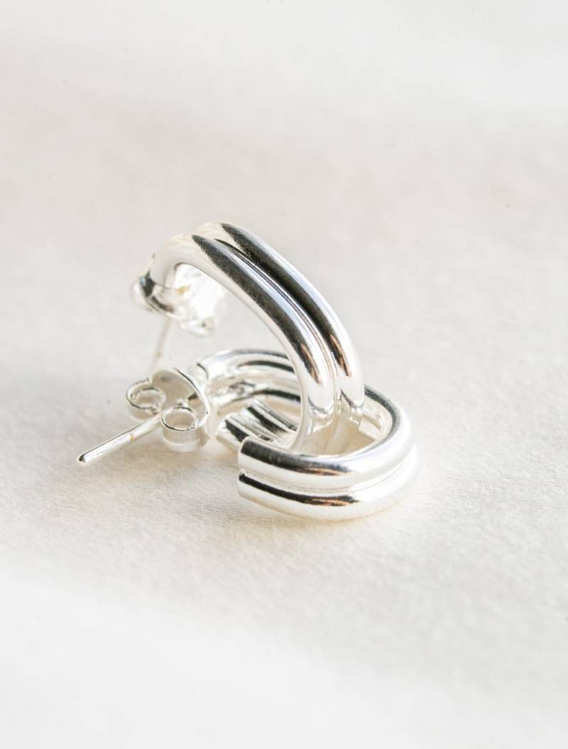 Versilberte Huggie Hoop Ohrringe, Minimalist Style von LaBoboa