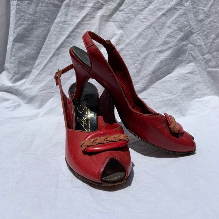 1950Er Jahre Rot Leder Sling Zurück High Heels von LaBombaVintage