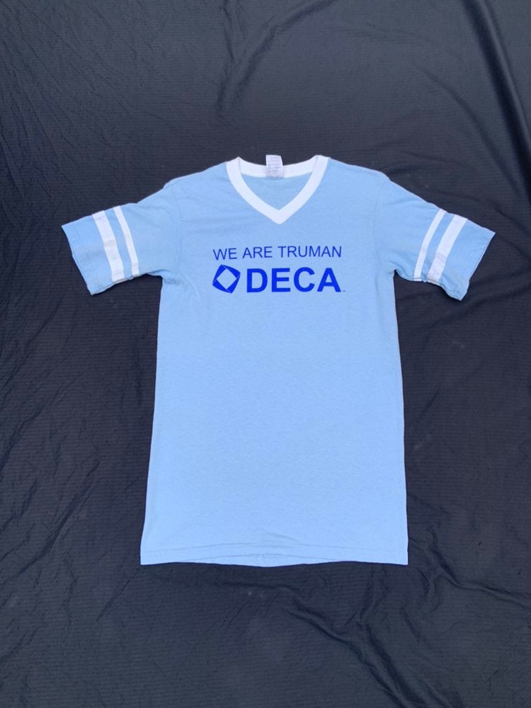 1970Er Jahre Baby Blau Deca T-Shirt von LaBombaVintage