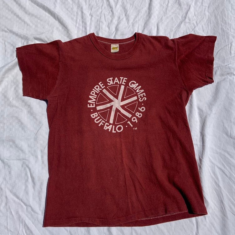 1986 Maroon Empire Spiele Grafik T-Shirt von LaBombaVintage