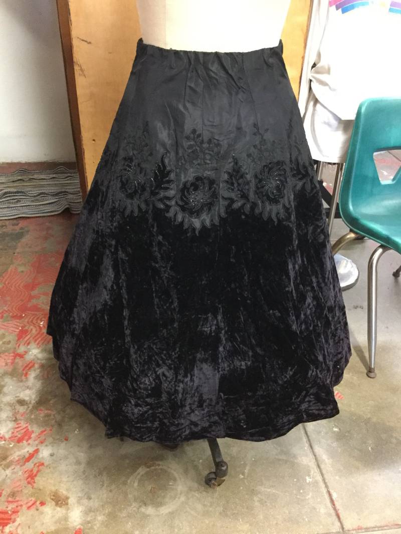 50Er Jahre Samt Tellerrock Mit Perlen Bestickt von LaBombaVintage