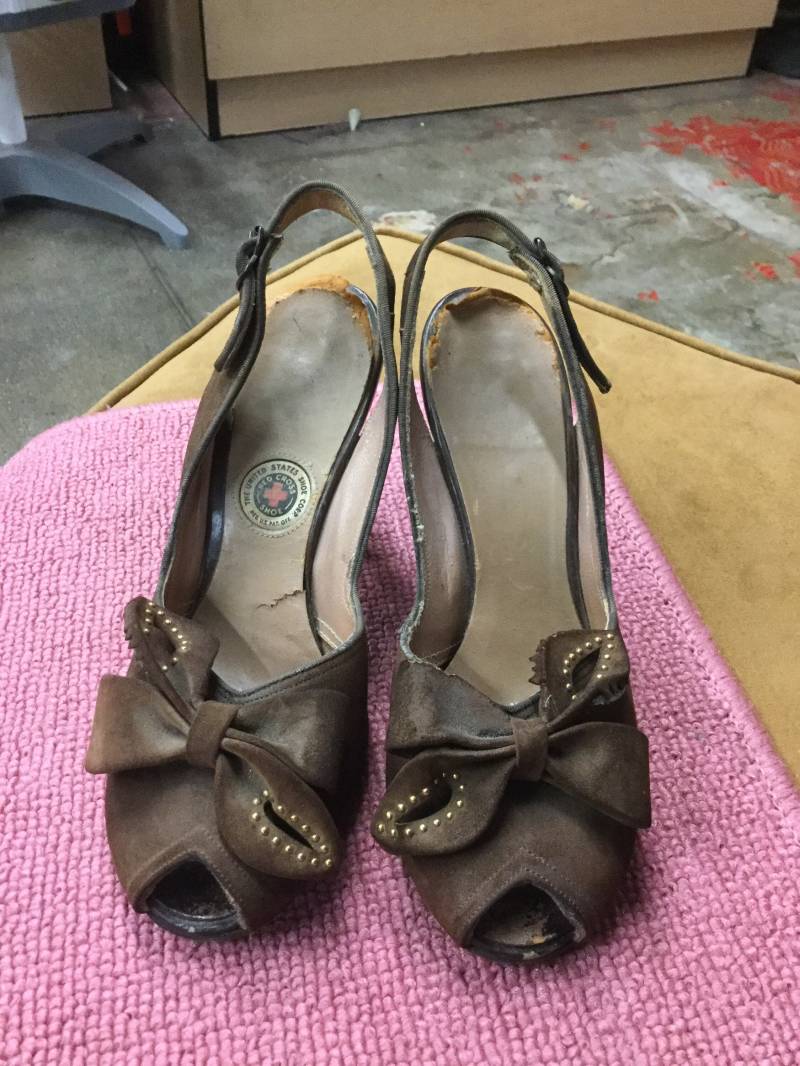 Braune Wildleder Schlinge Zurück 1940 von LaBombaVintage