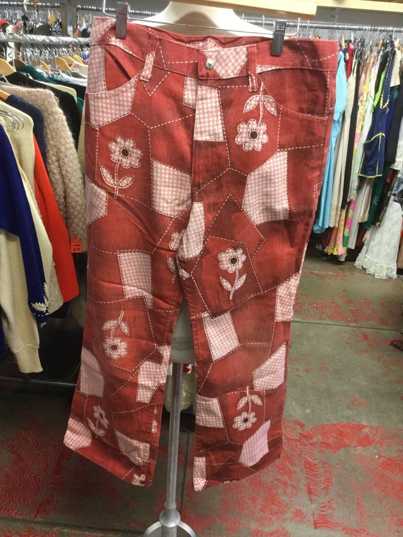 Floral Rot Patchwork Jeans 1970 Taille 32 Zoll von LaBombaVintage