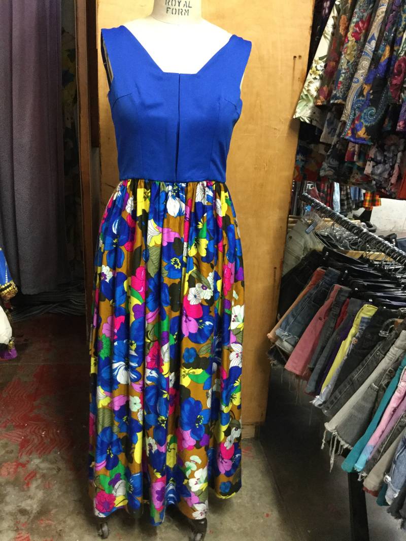 Hübscher Print Und Solid Blue 1970Er Jahre Maxi Kleid von LaBombaVintage