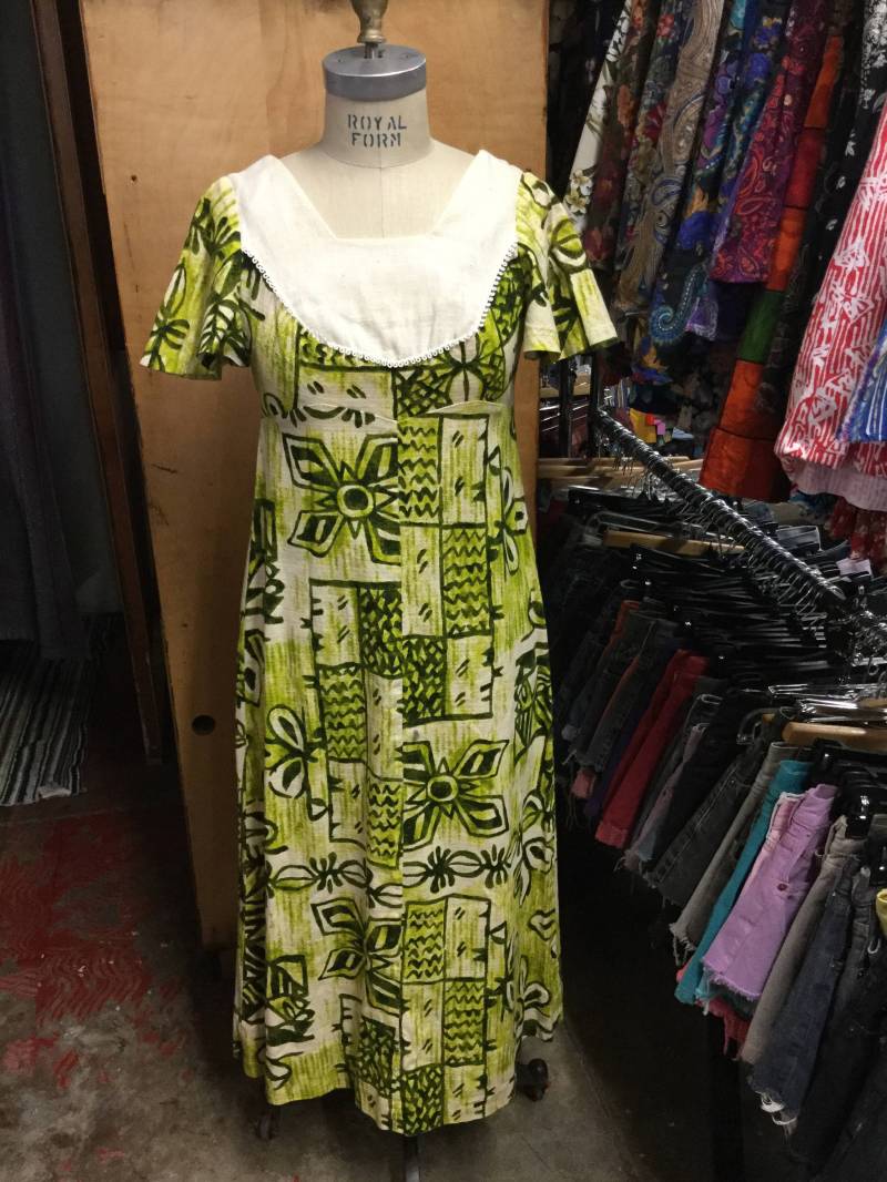 Tiki Grün Hawaian Oasis Maxi Kleid Rindentuch von LaBombaVintage