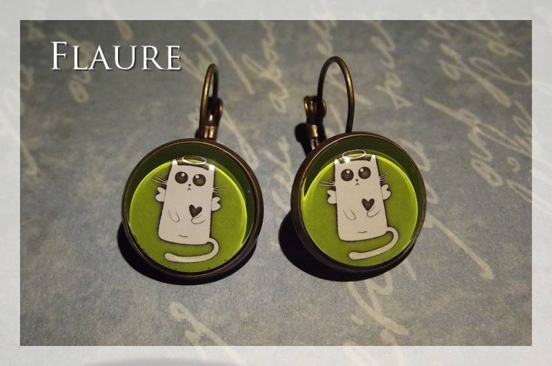 „Grüne Engelskatze"-Cabochon-Schlafohrringe von LaBoutiquedeFlaure